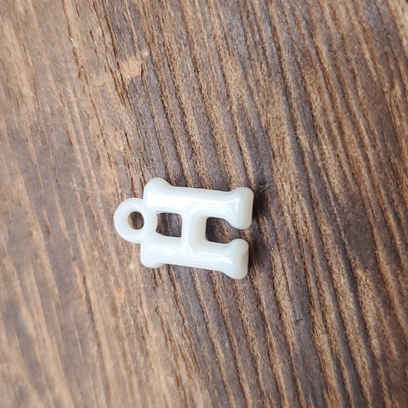 P113 H charm in‎ white - Picture 1 of 1